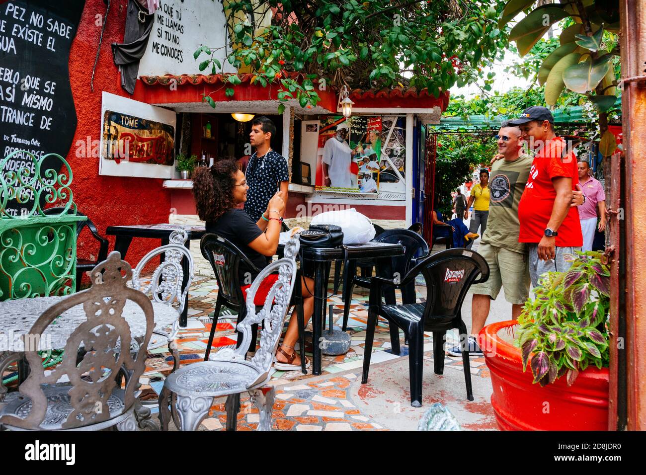 Callejón de Hamel. Die schmale Gasse ist durch die von Salvador González geschaffene Kunst zu einem Schrein afro-kubanischer Religionen geworden. Die Gebäude sind gesäumt Stockfoto
