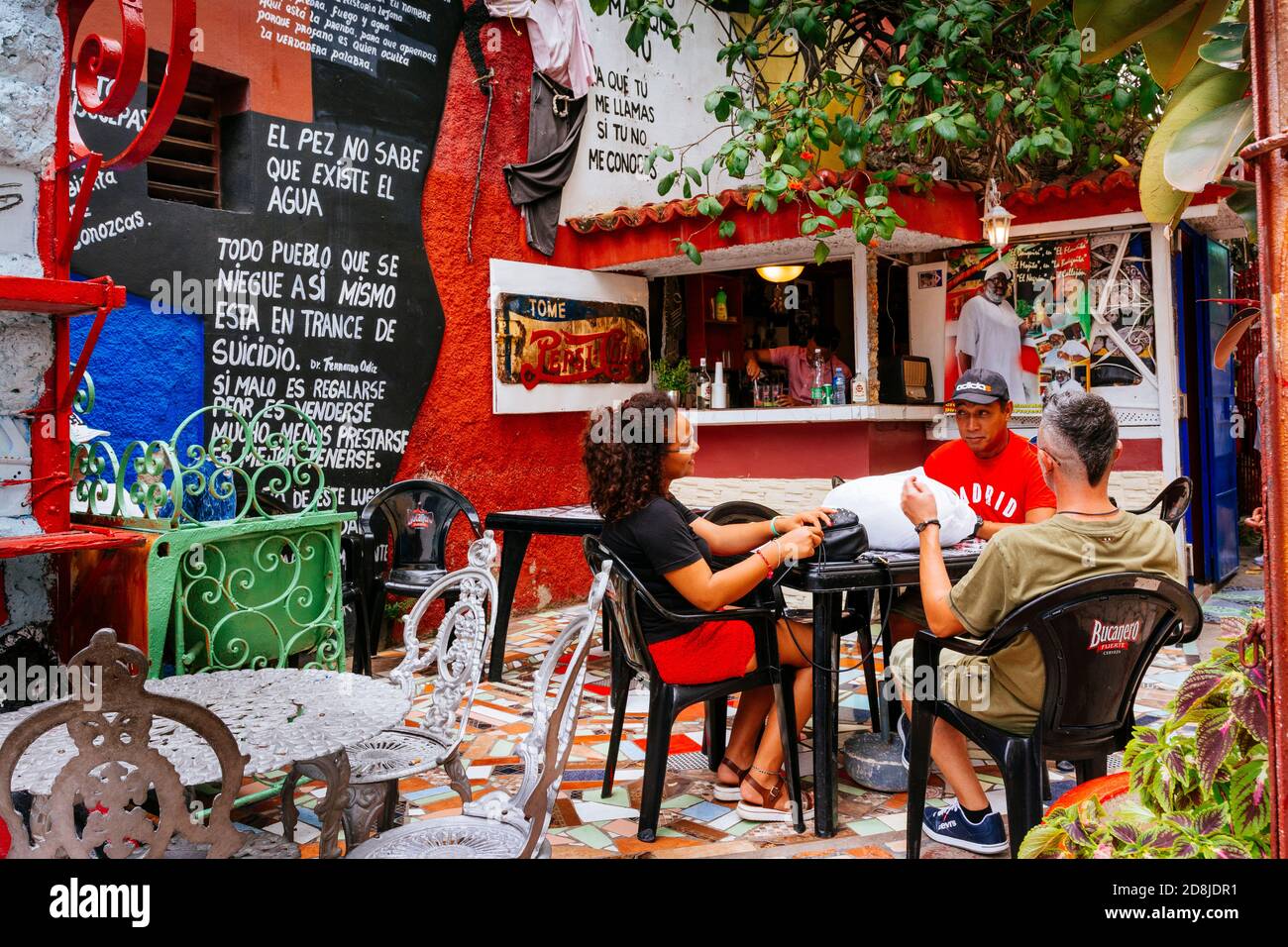 Callejón de Hamel. Die schmale Gasse ist durch die von Salvador González geschaffene Kunst zu einem Schrein afro-kubanischer Religionen geworden. Die Gebäude sind gesäumt Stockfoto