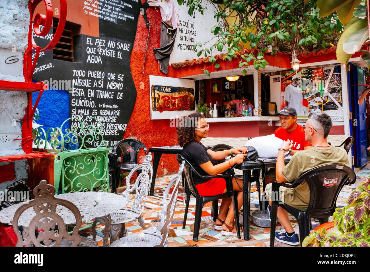 Callejón de Hamel. Die schmale Gasse ist durch die von Salvador González geschaffene Kunst zu einem Schrein afro-kubanischer Religionen geworden. Die Gebäude sind gesäumt Stockfoto