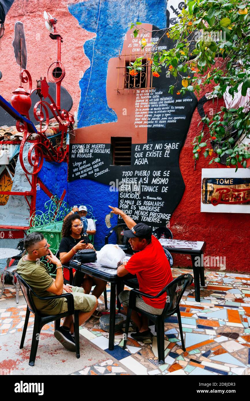 Callejón de Hamel. Die schmale Gasse ist durch die von Salvador González geschaffene Kunst zu einem Schrein afro-kubanischer Religionen geworden. Die Gebäude sind gesäumt Stockfoto