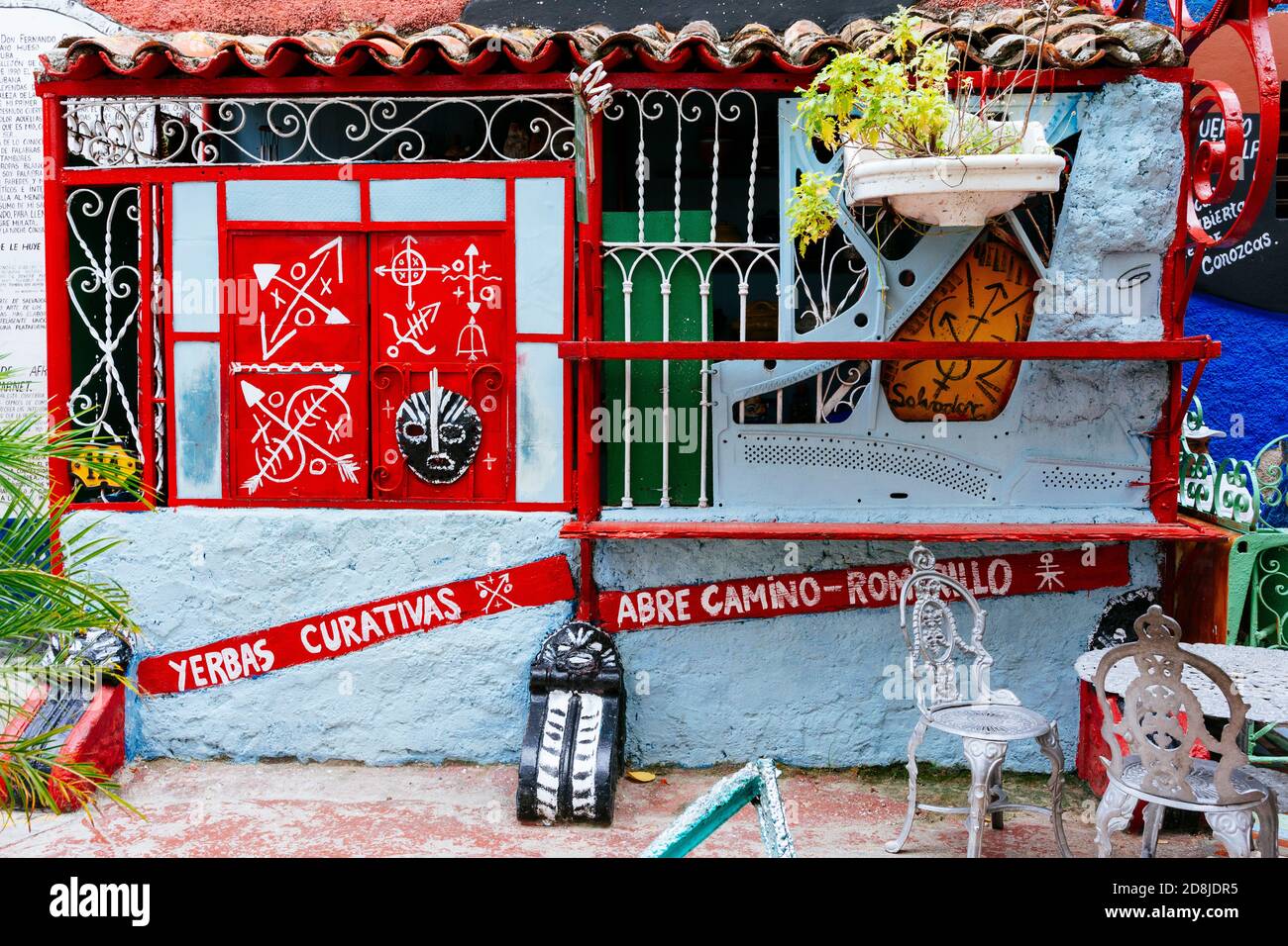 Callejón de Hamel. Die schmale Gasse ist durch die von Salvador González geschaffene Kunst zu einem Schrein afro-kubanischer Religionen geworden. Die Gebäude sind gesäumt Stockfoto