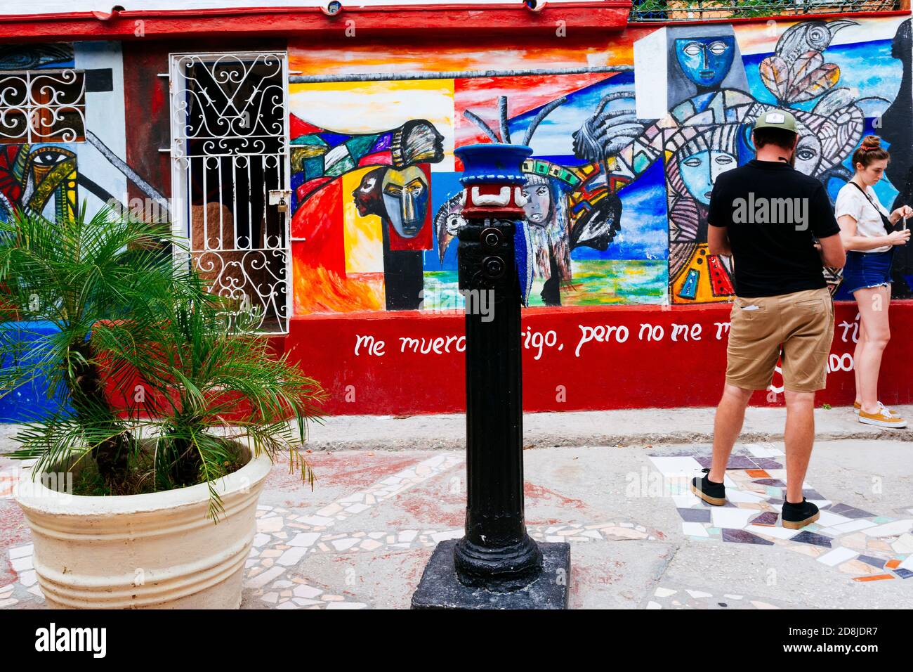 Callejón de Hamel. Die schmale Gasse ist durch die von Salvador González geschaffene Kunst zu einem Schrein afro-kubanischer Religionen geworden. Die Gebäude sind gesäumt Stockfoto