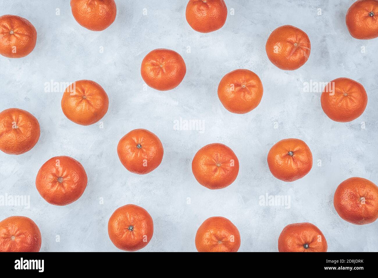 Mandarinen auf einem grauen Tisch, Draufsicht. Stockfoto