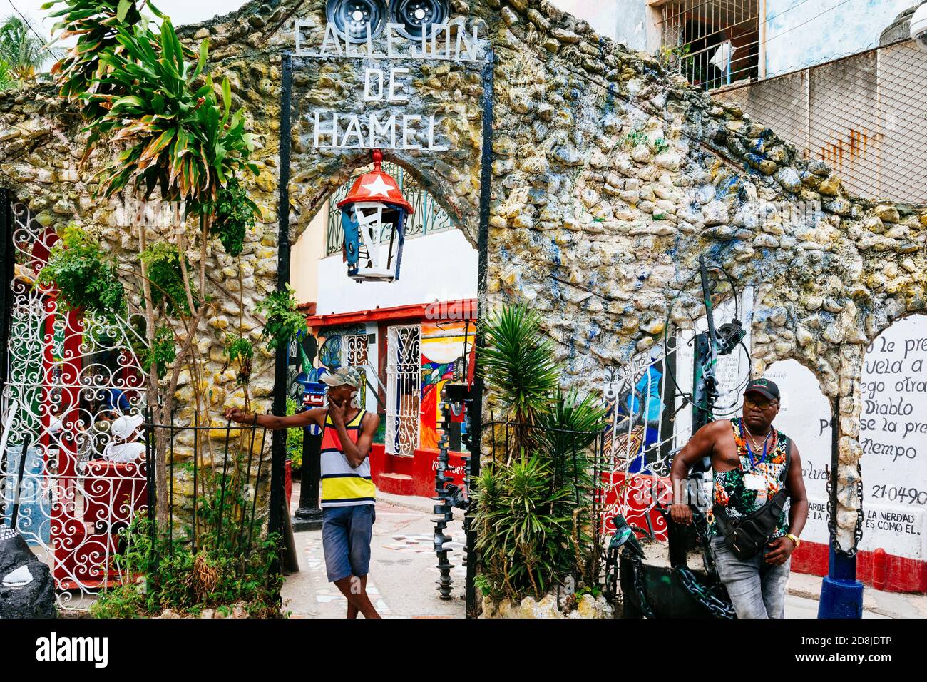 Callejón de Hamel. Die schmale Gasse ist durch die von Salvador González geschaffene Kunst zu einem Schrein afro-kubanischer Religionen geworden. Die Gebäude sind gesäumt Stockfoto