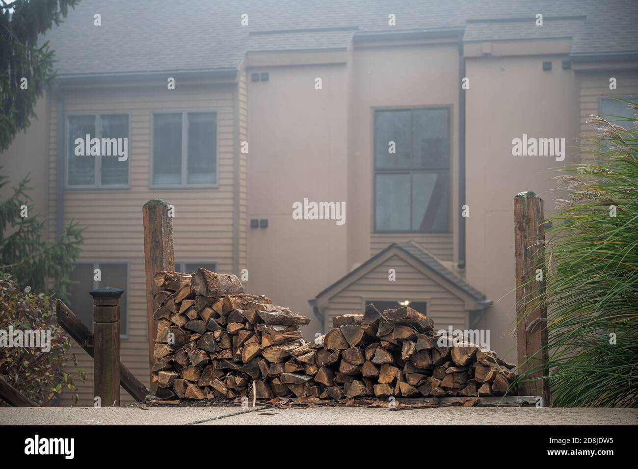 Stapel von Winter Brennholz Protokolle für Kamin Brennen in Wintergreen Resort, Virginia von Hausbesitzer Association zur Wohnung Eigentumswohnung buildin zur Verfügung gestellt Stockfoto