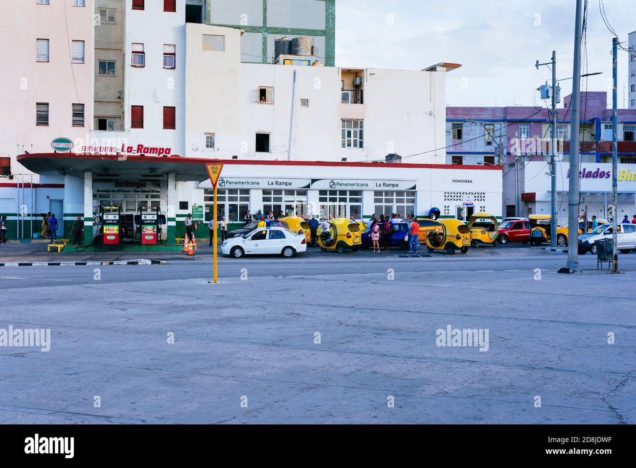 Autos, die an der Tankstelle warten, um aufzutanken. Die Blockade Kubas führt zu Treibstoffmangel. La Habana - La Havanna, Kuba, Lateinamerika und die Karibik Stockfoto