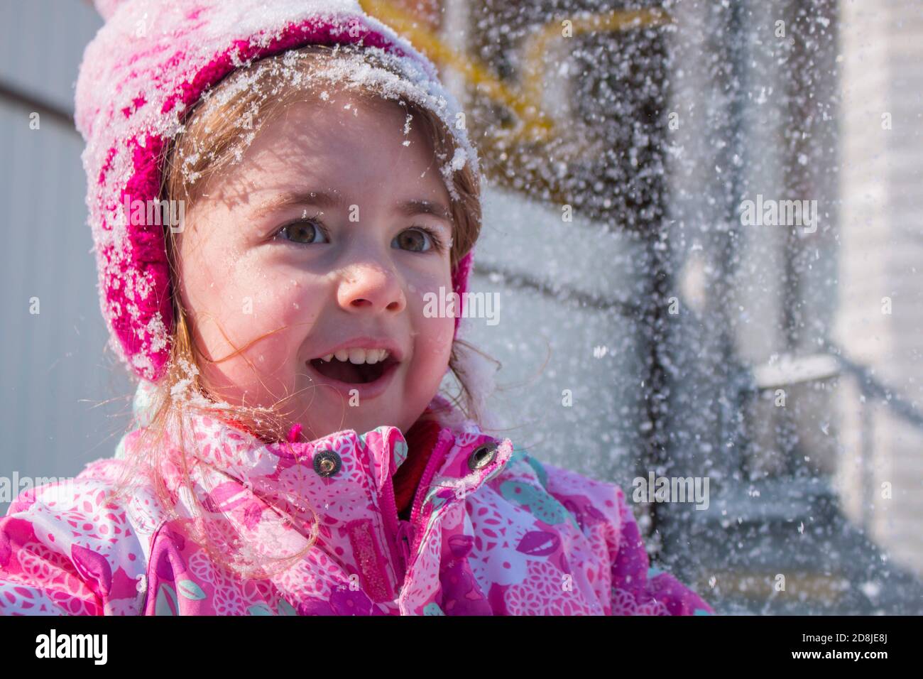 Emotionales Porträt von niedlichen kleinen Mädchen im Winter Stockfoto