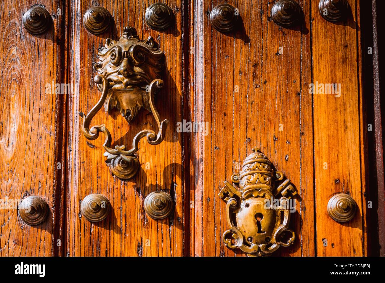 Detail der Tür der Kathedrale von Havanna mit dem päpstlichen oder päpstlichen Schild. Kathedrale von Havanna, Kathedrale von San Cristobal, Altstadt von Havanna. Roman Cath Stockfoto