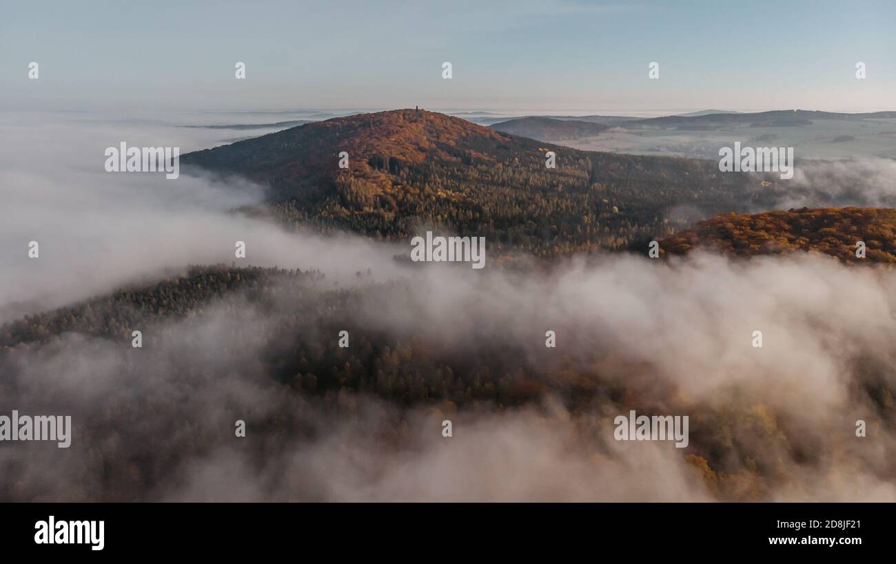 Luftaufnahme der nebligen Landschaft am Morgen. Herbst Herbst friedliche Landschaft. Neblige, ruhige Atmosphäre. Drohnenfoto des tschechischen Berges Velky Blanik. Bäume im Nebel Stockfoto