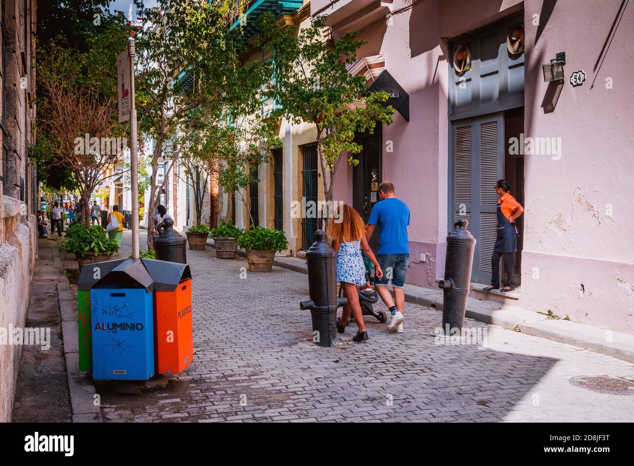 Amargura Street. Kubanische lokale Atmosphäre in einer beliebten Straße. La Habana - La Havanna, Kuba, Lateinamerika und die Karibik Stockfoto