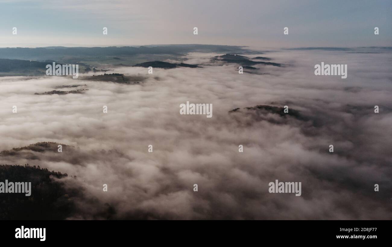 Luftaufnahme der nebligen Landschaft am Morgen. Herbst Herbst friedliche Landschaft. Neblige, ruhige Atmosphäre. Drohnenfoto der tschechischen Berge. Bäume im Nebel. Märchen Stockfoto