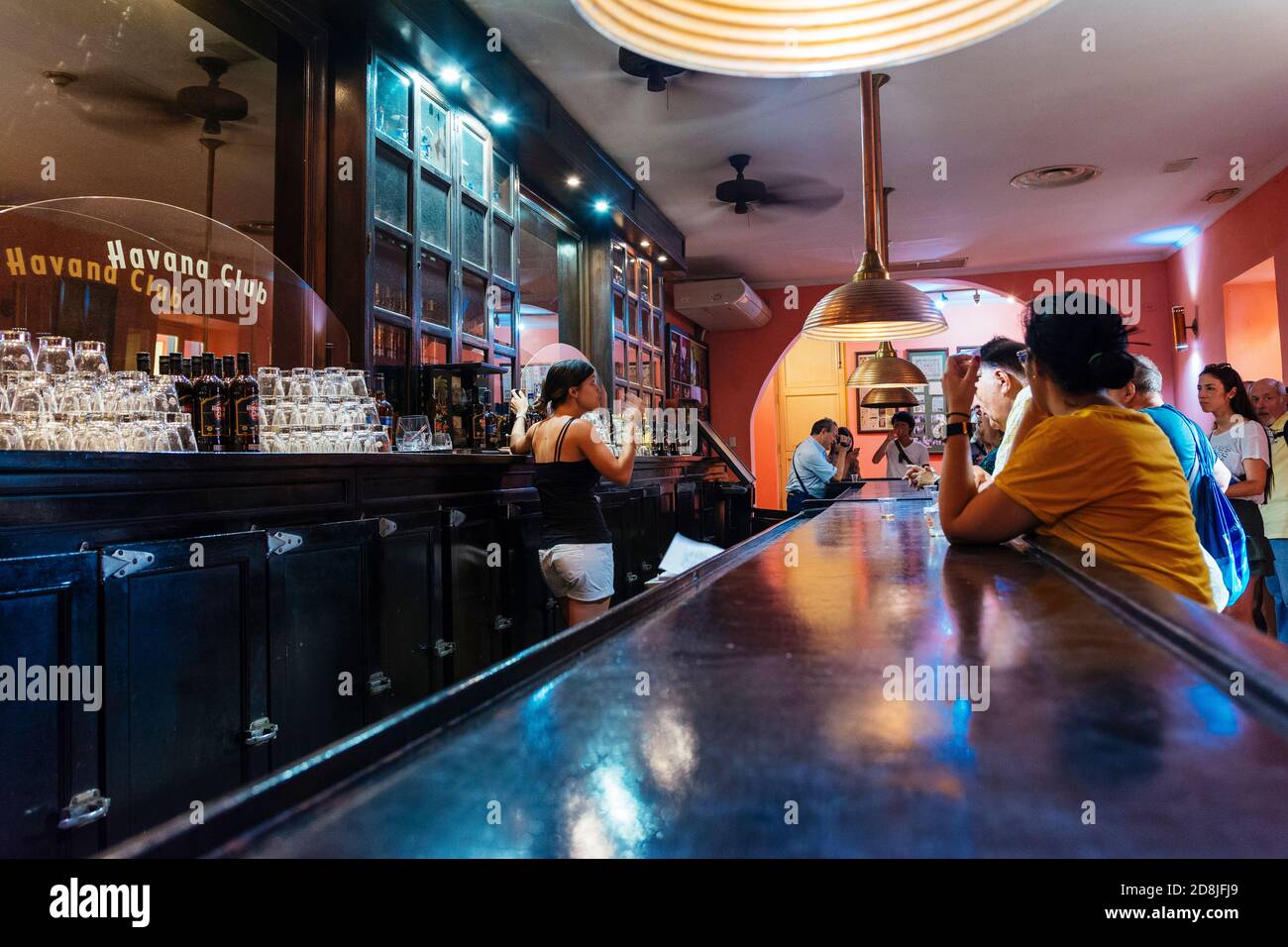 Holzbar, die an die Bars erinnert, die Havanna in den 1930er Jahren berühmt machten. Das Rummuseum der Stiftung Havana Club. La Habana - Stockfoto