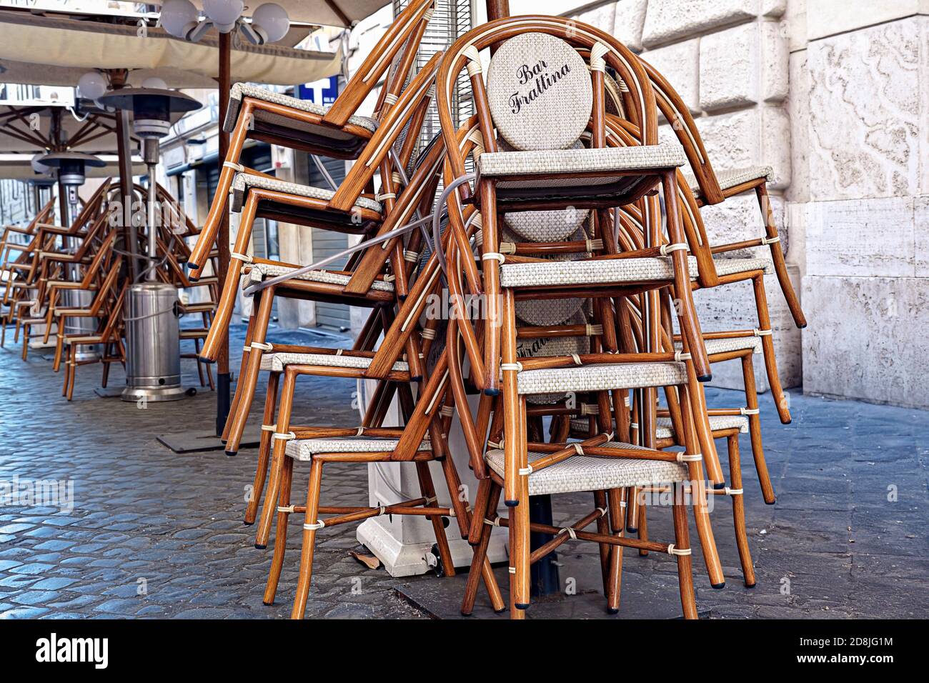 Coffe Shop geschlossen, gestapelte Stühle, verlassene Straße während Coronavirus, Covid 19, Absperrung. (Rom zur Zeit von Covid 19) Rom, Italien, Europa, EU. Stockfoto