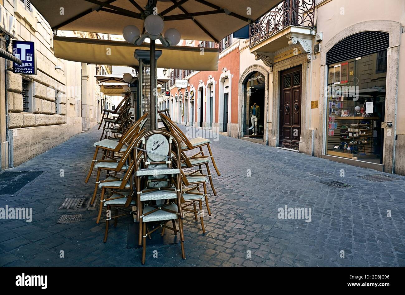 Coffe Shop geschlossen, Stapel von Stühlen, verlassene Straße während Coronavirus, Covid 19, Absperrung. (Rom zur Zeit von Covid 19) Rom, Italien, Europa, EU. Stockfoto