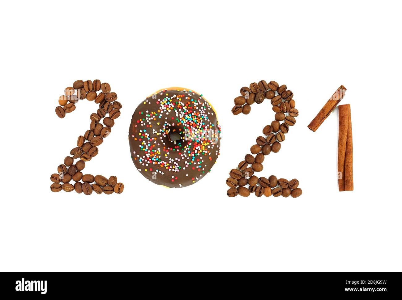 Neujahr 2021 aus Donut, Kaffeebohnen und Zimtstangen auf weißem Hintergrund. Stockfoto