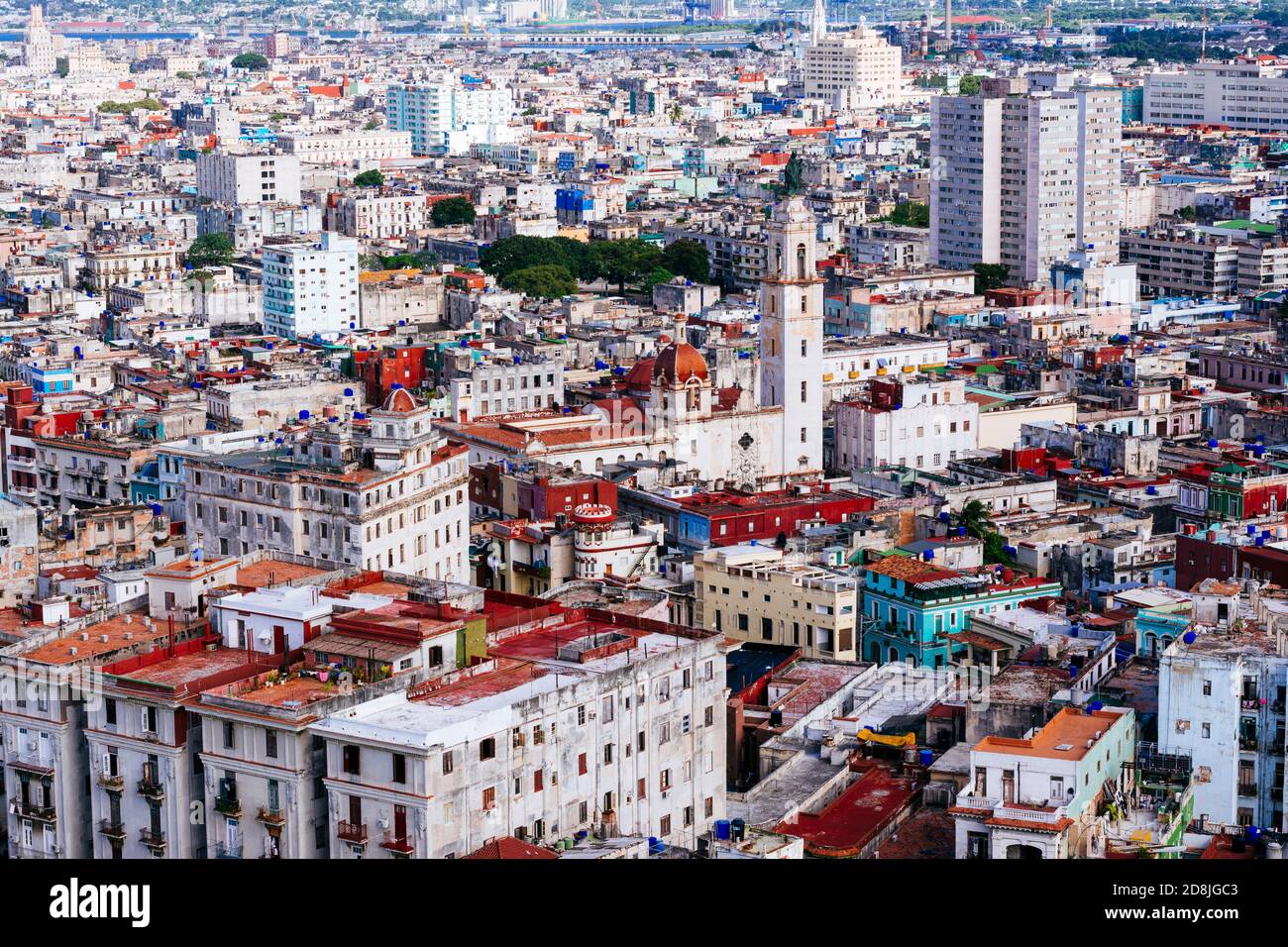 Luftaufnahme der Gemeinde Centro Habana bei Sonnenuntergang. Highlights Kirche unserer Lieben Frau von Carmen und seinen hohen Glockenturm. La Habana - La Havana, Kuba, Stockfoto