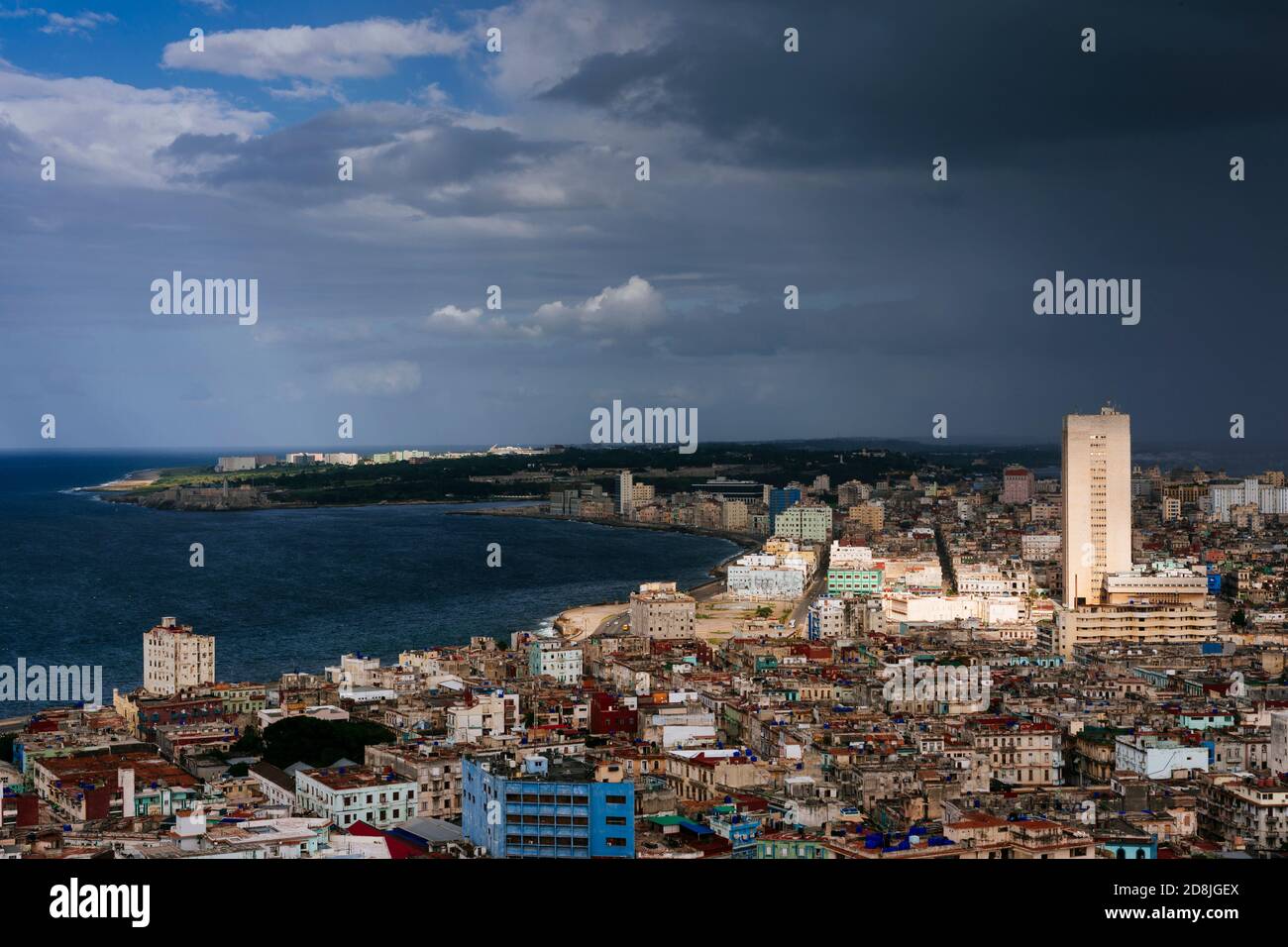 Luftaufnahme der Altstadt von Havanna, Centro Habana y El Vedado bei Sonnenuntergang an einem stürmischen Nachmittag. La Habana - La Havanna, Kuba, Lateinamerika und die Karibik Stockfoto