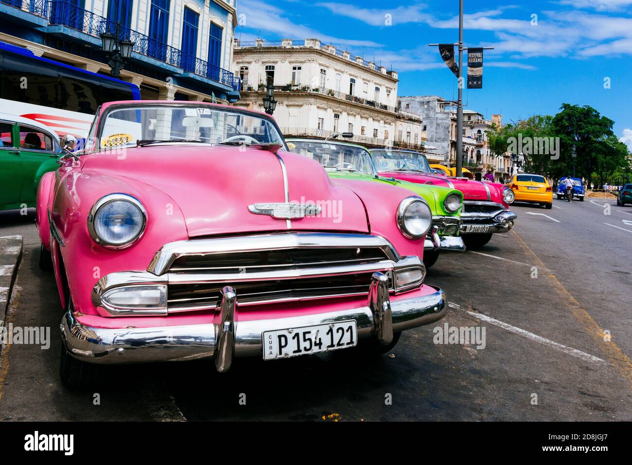 Bunte Oldtimer Oldtimer in Alt-Havanna geparkt. La Habana - La Havanna, Kuba, Lateinamerika und die Karibik Stockfoto