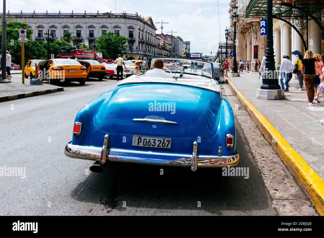 Bunte Oldtimer Oldtimer in Alt-Havanna geparkt. La Habana - La Havanna, Kuba, Lateinamerika und die Karibik Stockfoto