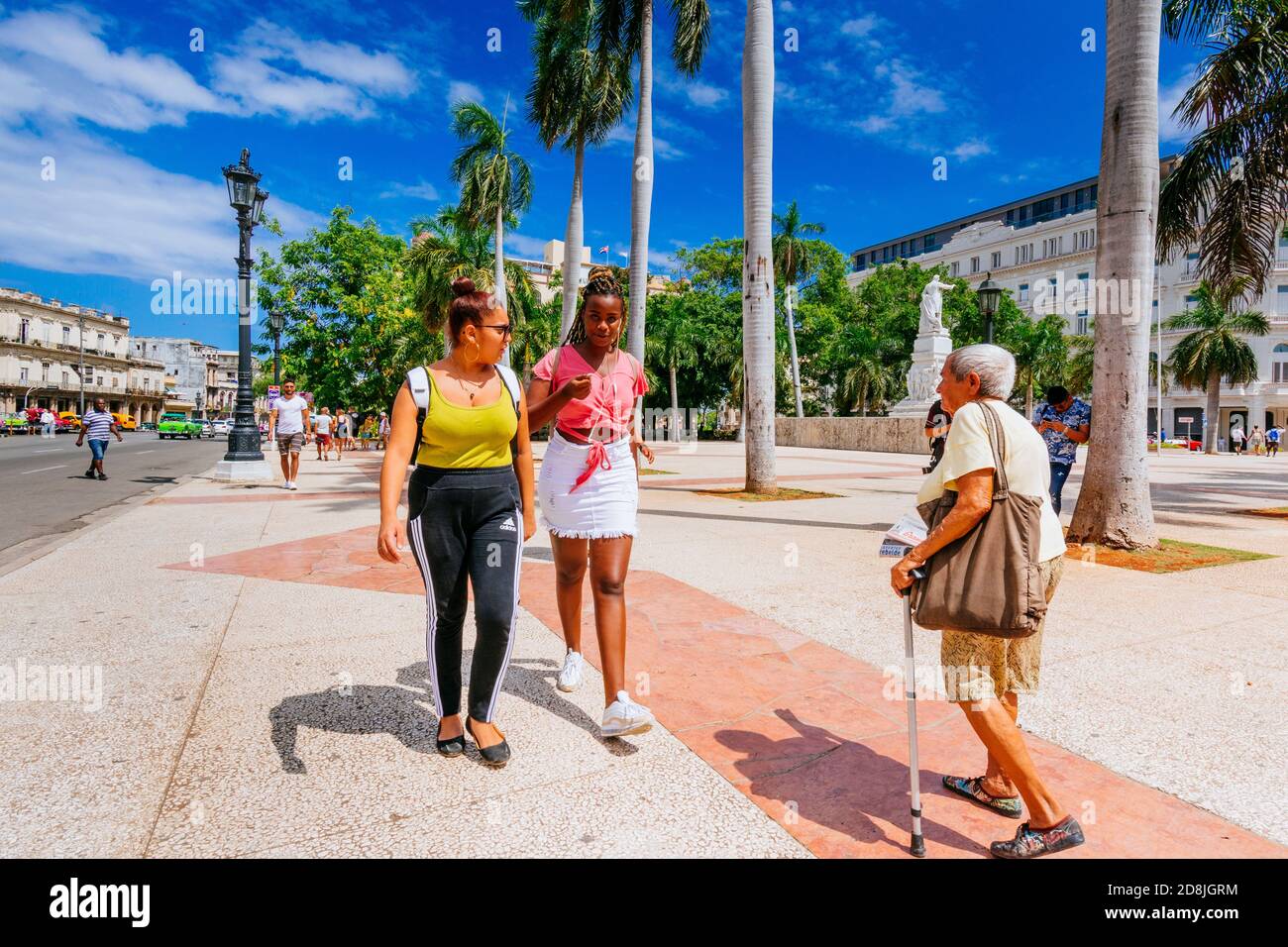 Zwei junge kubanische Mulatto-Frauen und eine ältere Frau gingen durch den Central Park - Parque Central. Havanna. Kuba, Lateinamerika und die Karibik Stockfoto