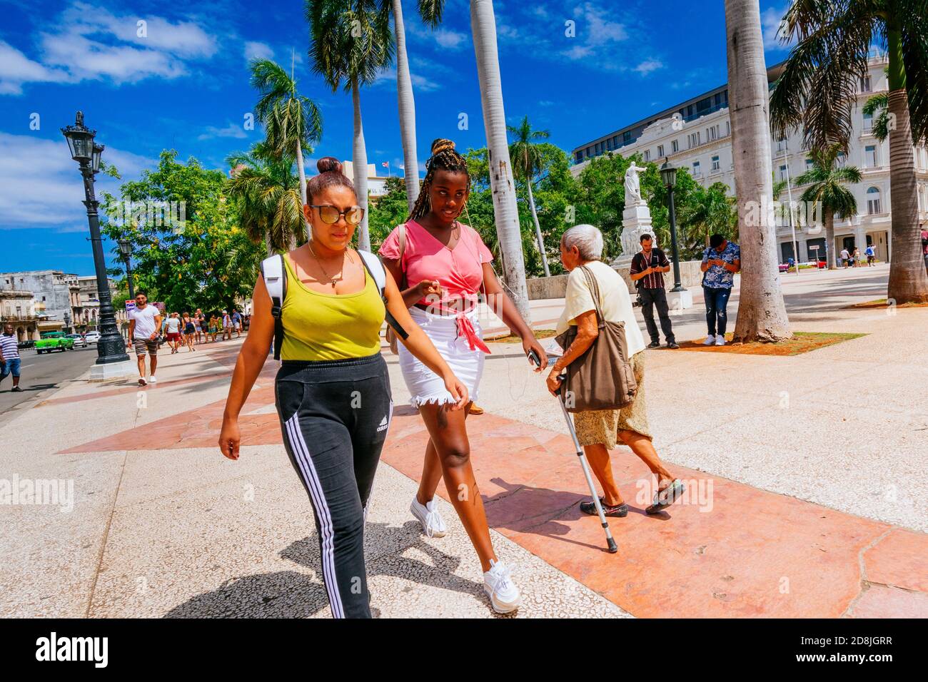 Zwei junge kubanische Mulatto-Frauen und eine ältere Frau gingen durch den Central Park - Parque Central. Havanna. Kuba, Lateinamerika und die Karibik Stockfoto
