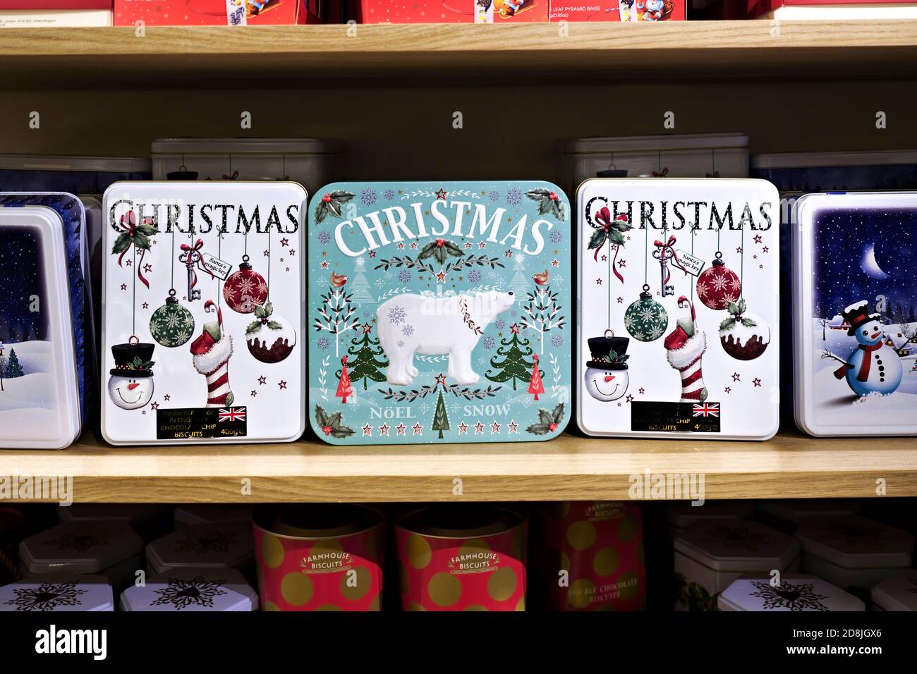 Verpackung von traditionellen englischen Weihnachts-Schokolade Chip Cookie Metall-Boxen, auf einem Regal in einem Geschäft zu zeigen. Stockfoto