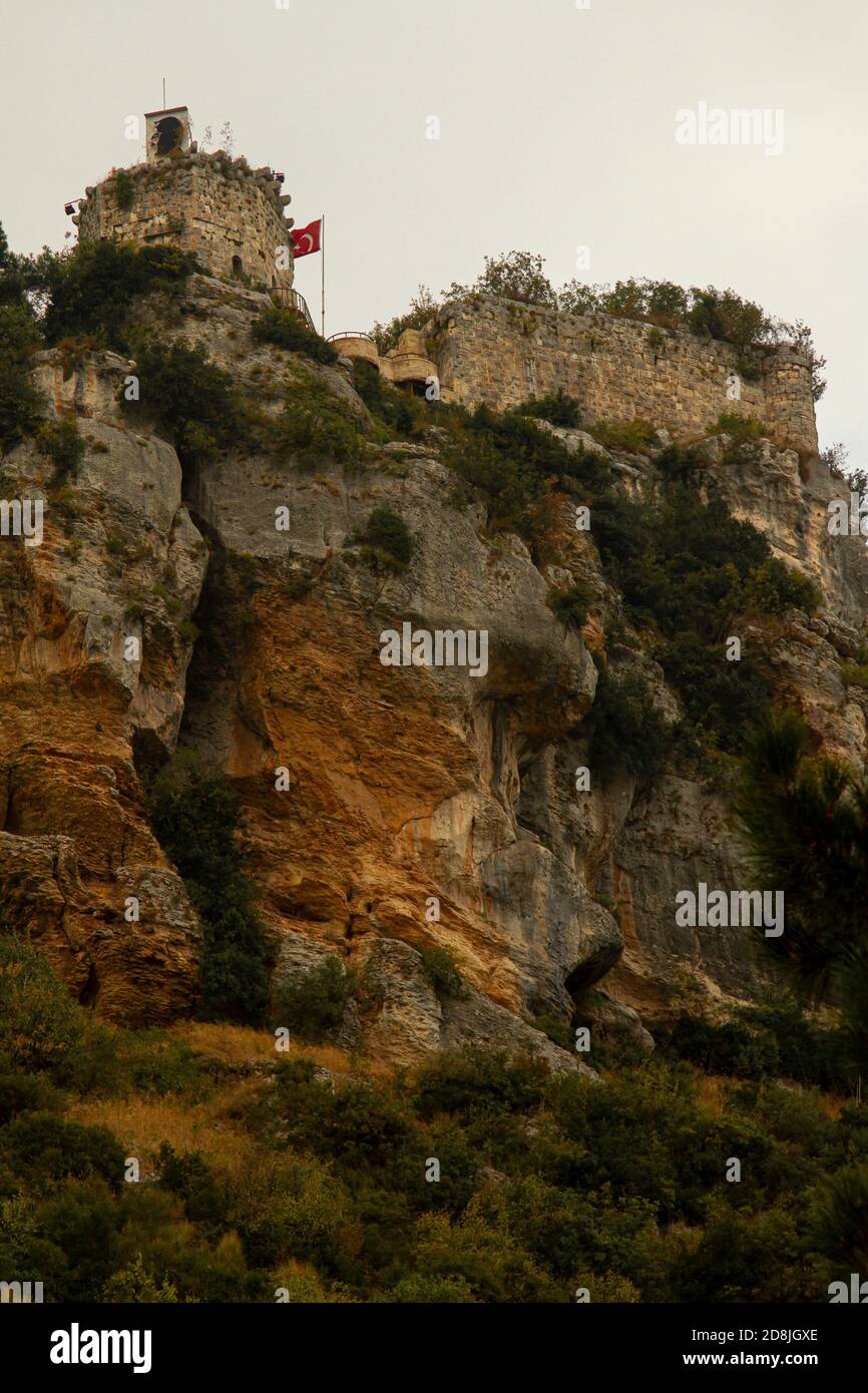 Bild der ikonischen Burg von Gozne auf steilen Klippen. Das Schloss liegt auf dem Taurusgebirge in der Provinz Mersin in der Türkei. Ein türkisches f Stockfoto