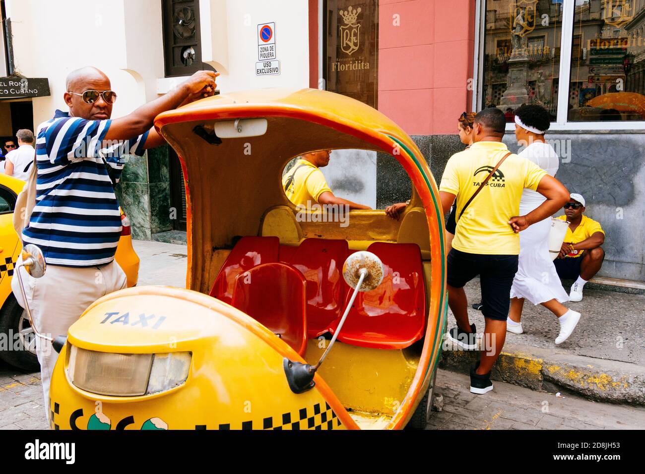 Coco-Taxifahrer wartet auf Kunden. La Habana - La Havanna, Kuba, Lateinamerika und die Karibik Stockfoto