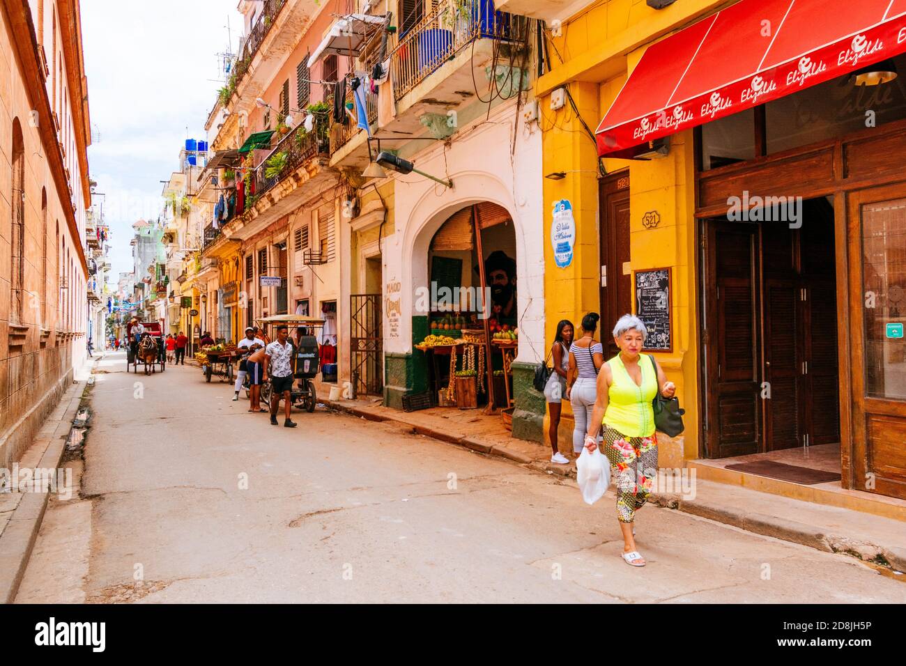 Kubanische lokale Atmosphäre in einer beliebten Straße. La Habana - La Havanna, Kuba, Lateinamerika und die Karibik Stockfoto