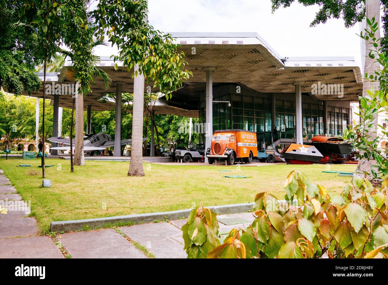Das Granma Memorial befindet sich außerhalb des Museums der Revolution. Sie begrüßt historische Stücke, die mit dem Befreiungskrieg und dem darauf folgenden verbunden sind Stockfoto