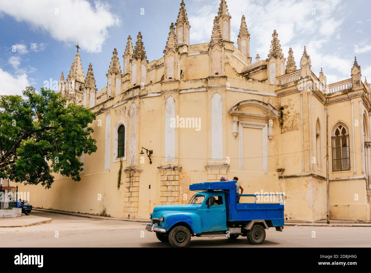 Vintage blau semi-Truck in der Nähe Santo Angel Custodio Kirche - Iglesia del Santo Angel Custodio. Havanna. Kuba, Lateinamerika und die Karibik Stockfoto