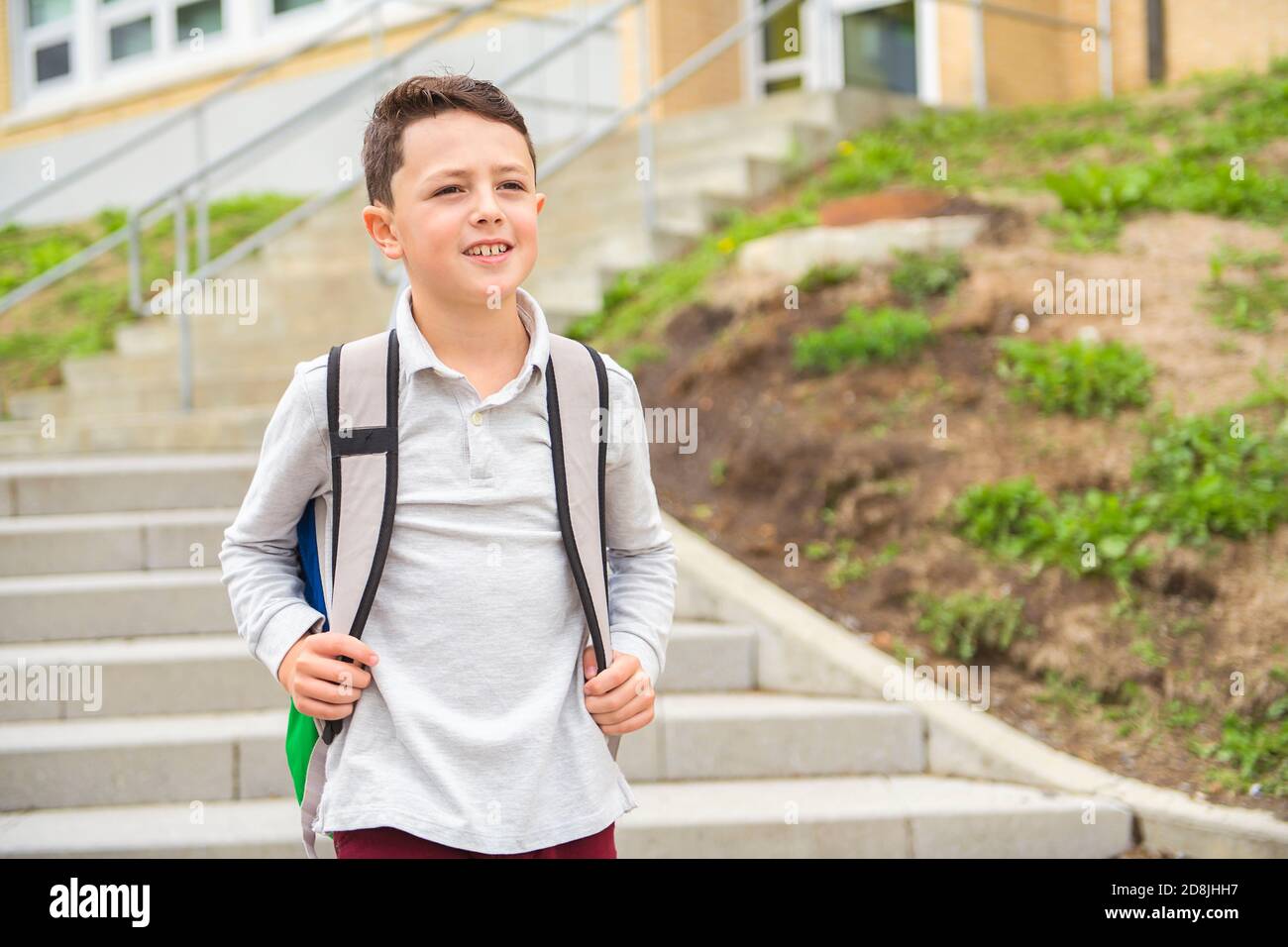 Ein schönes Porträt von niedlichen Jungen mit Rucksack Stockfoto
