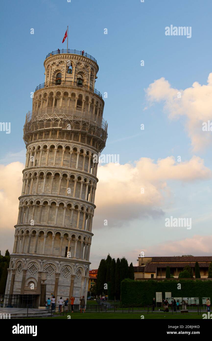 Ikonischer schiefer Turm von Pisa bei Sonnenuntergang. Dieses Bild des sehr berühmten Turm wurde während der Bauarbeiten im Jahr 2010, die mit der Verwendung von visib aufgenommen Stockfoto