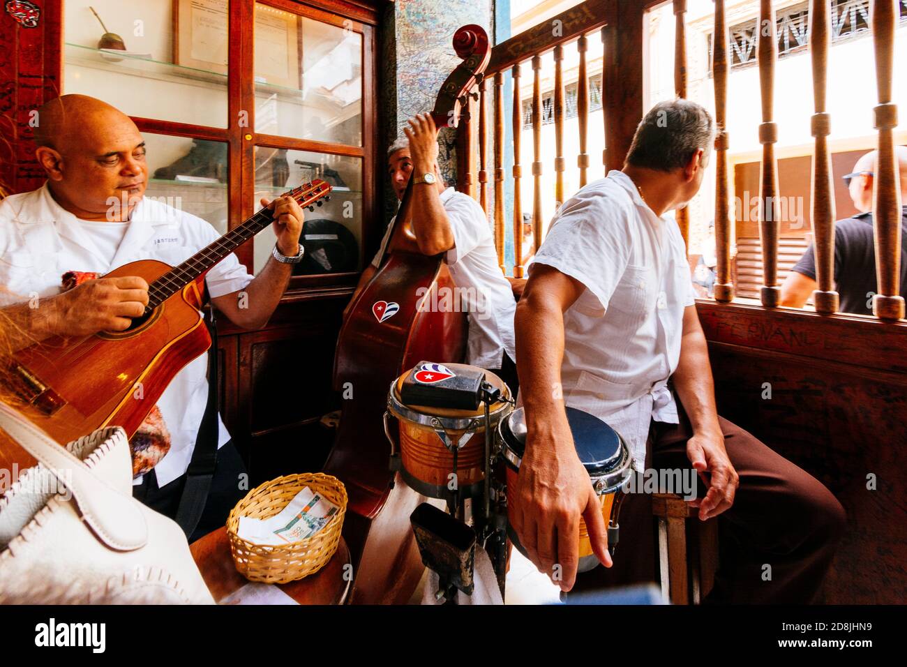 Eine Band spielt Musik in La Bodeguita del Medio. La Bodeguita del Medio ist ein typisches Havanna-Restaurant in Kuba, und einer der großen touristischen Orte in Th Stockfoto