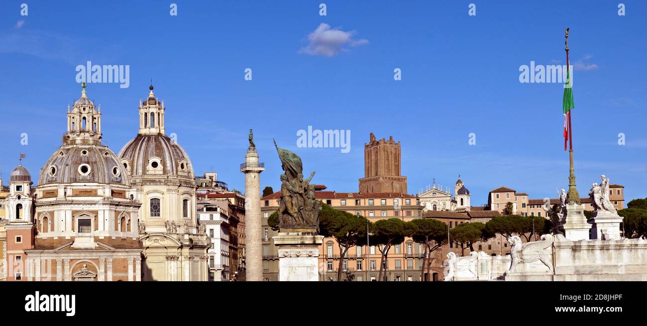 Blick auf das Forum Romanum Trajan; Kirchen Heilige Maria von Loreto, Heiliger Name Mariens; Trajan-Säule; Turm der Miliz. Piazza Di Venezia. Rom Stockfoto