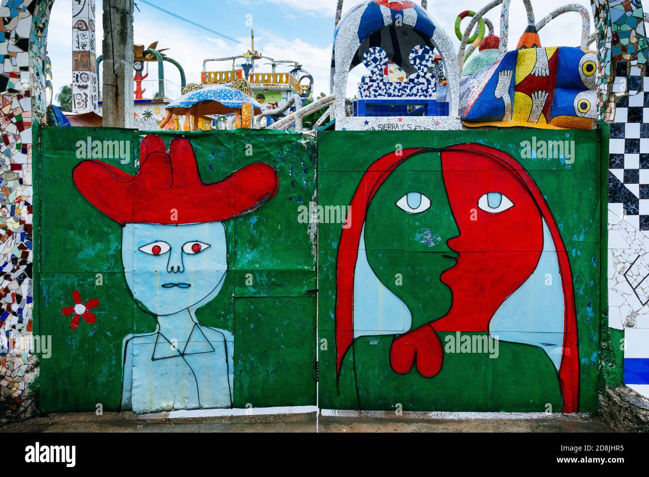 Der Künstler Jose Rodriguez Fuster schuf Fusterland, indem er sein eigenes Zuhause mit farbenfrohen Keramik- und Mosaikfliesen in Jaimanitas dekorierte. La Habana - La Havana, Stockfoto
