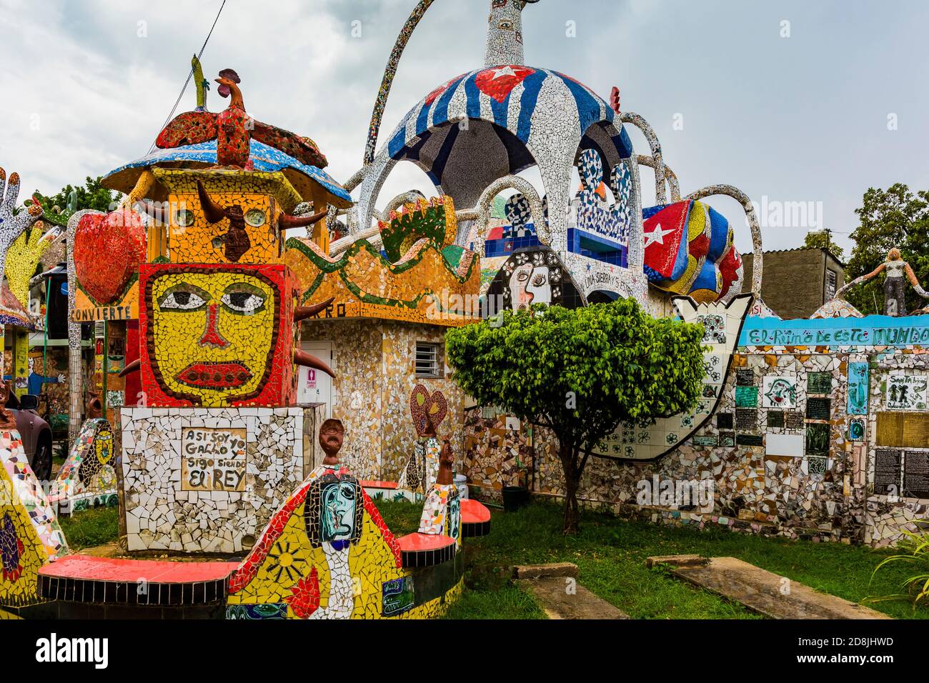 Der Künstler Jose Rodriguez Fuster schuf Fusterland, indem er sein eigenes Zuhause mit farbenfrohen Keramik- und Mosaikfliesen in Jaimanitas dekorierte. La Habana - La Havana, Stockfoto