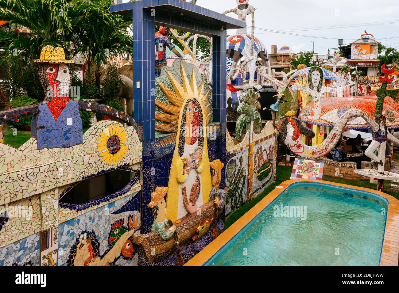 Der Künstler Jose Rodriguez Fuster schuf Fusterland, indem er sein eigenes Zuhause mit farbenfrohen Keramik- und Mosaikfliesen in Jaimanitas dekorierte. La Habana - La Havana, Stockfoto