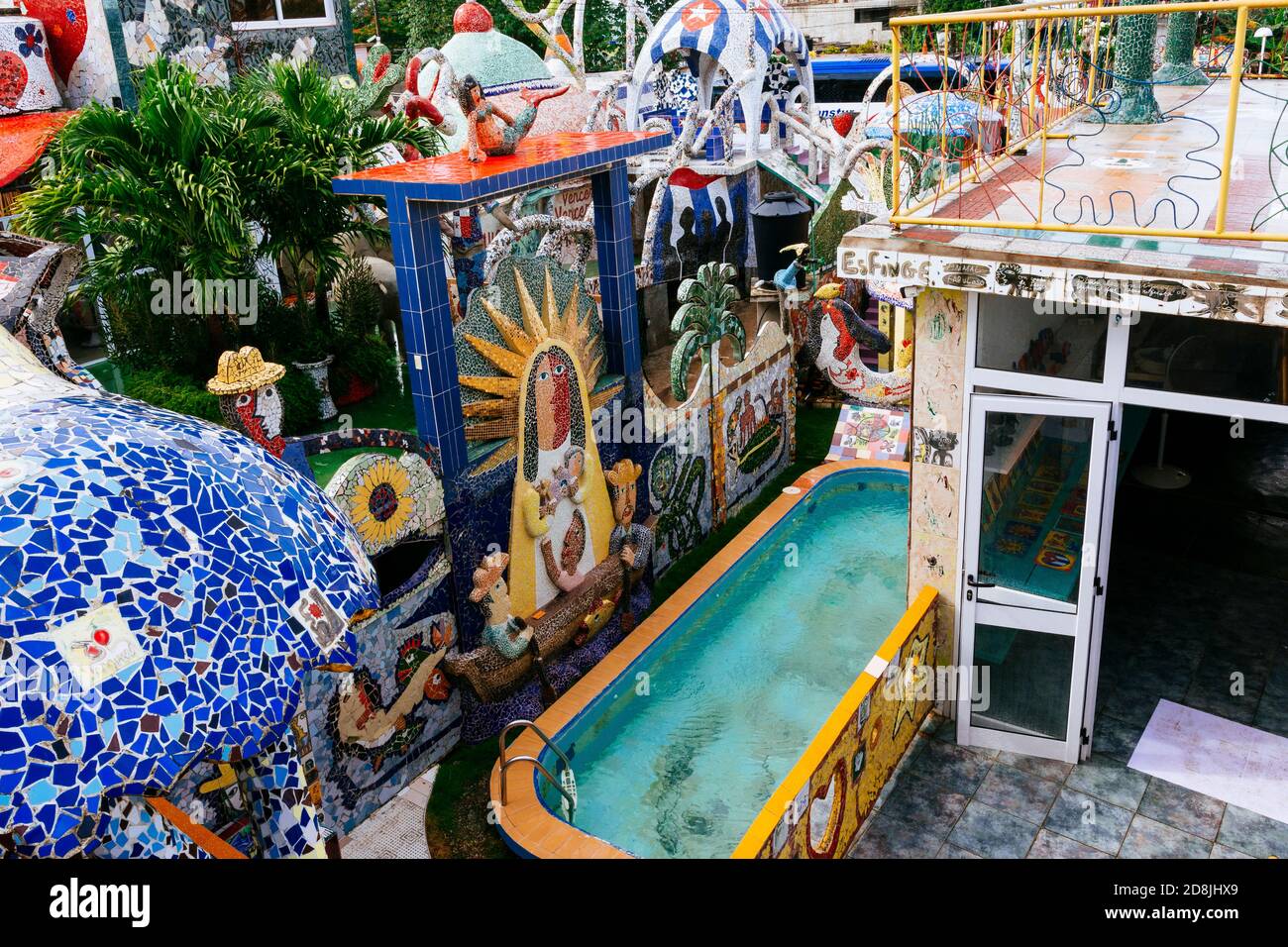 Der Künstler Jose Rodriguez Fuster schuf Fusterland, indem er sein eigenes Zuhause mit farbenfrohen Keramik- und Mosaikfliesen in Jaimanitas dekorierte. La Habana - La Havana, Stockfoto