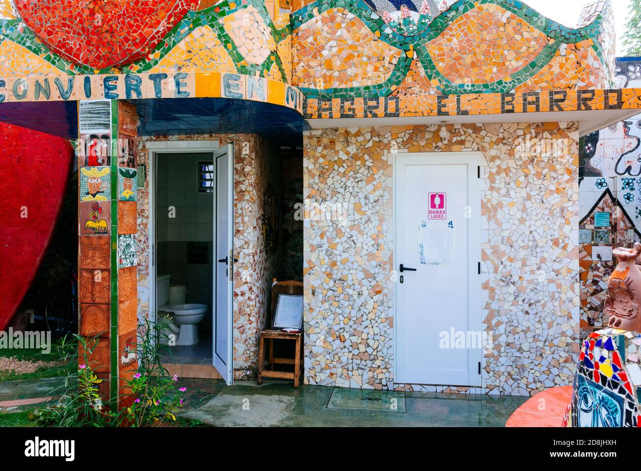 Der Künstler Jose Rodriguez Fuster schuf Fusterland, indem er sein eigenes Zuhause mit farbenfrohen Keramik- und Mosaikfliesen in Jaimanitas dekorierte. La Habana - La Havana, Stockfoto