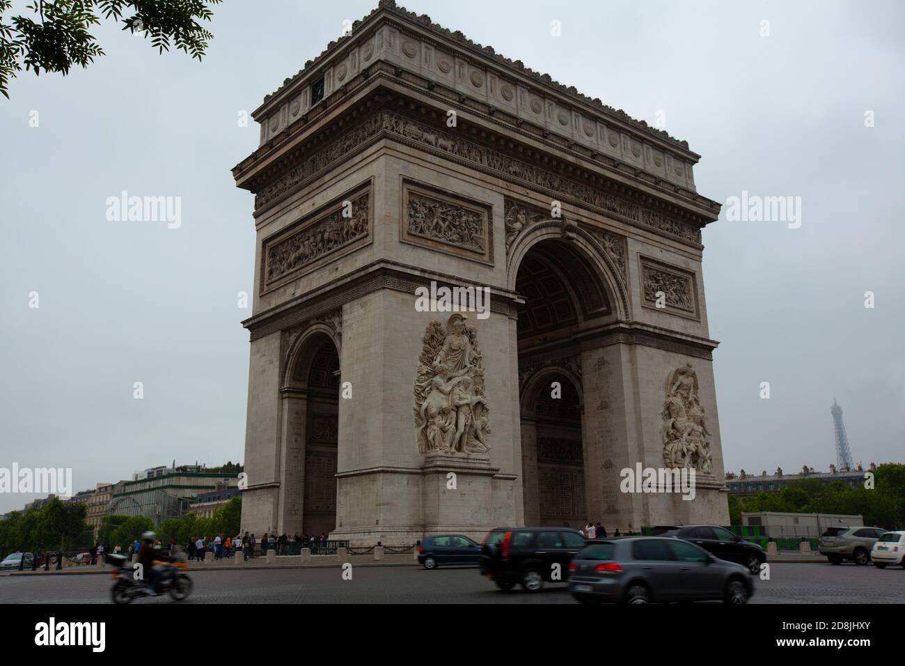 Ein einsames Foto des berühmten Triumphbogens (Arc de Triomphe) in Paris, Frankreich, um die Siege der französischen Armee durch die Erschiebung zu gedenken Stockfoto