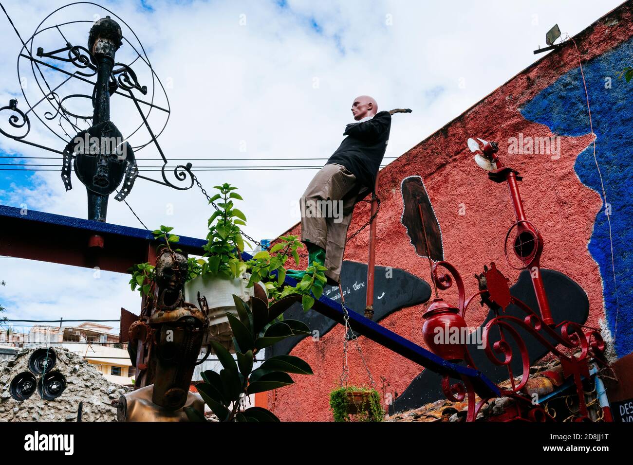 Callejón de Hamel. Die schmale Gasse ist durch die von Salvador González geschaffene Kunst zu einem Schrein afro-kubanischer Religionen geworden. Die Gebäude sind gesäumt Stockfoto