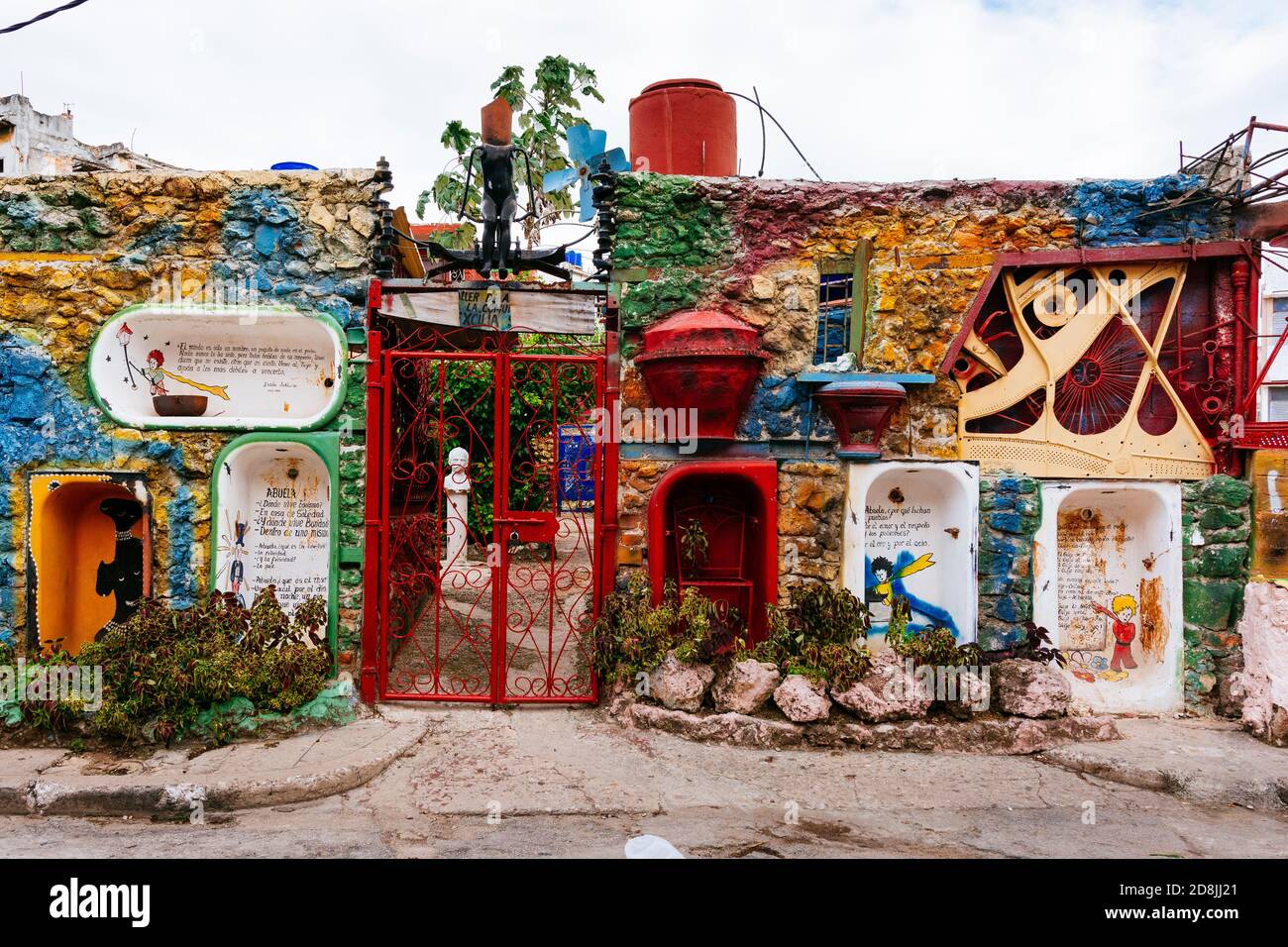 Callejón de Hamel. Die schmale Gasse ist durch die von Salvador González geschaffene Kunst zu einem Schrein afro-kubanischer Religionen geworden. Die Gebäude sind gesäumt Stockfoto