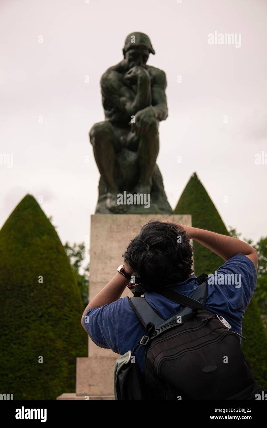 Paris, Frankreich 06/12/2010: Ein Fotograf mit Rucksack macht ein Nahaufnahme der berühmten Denker Statue im Rodin Museum, Paris. Stockfoto