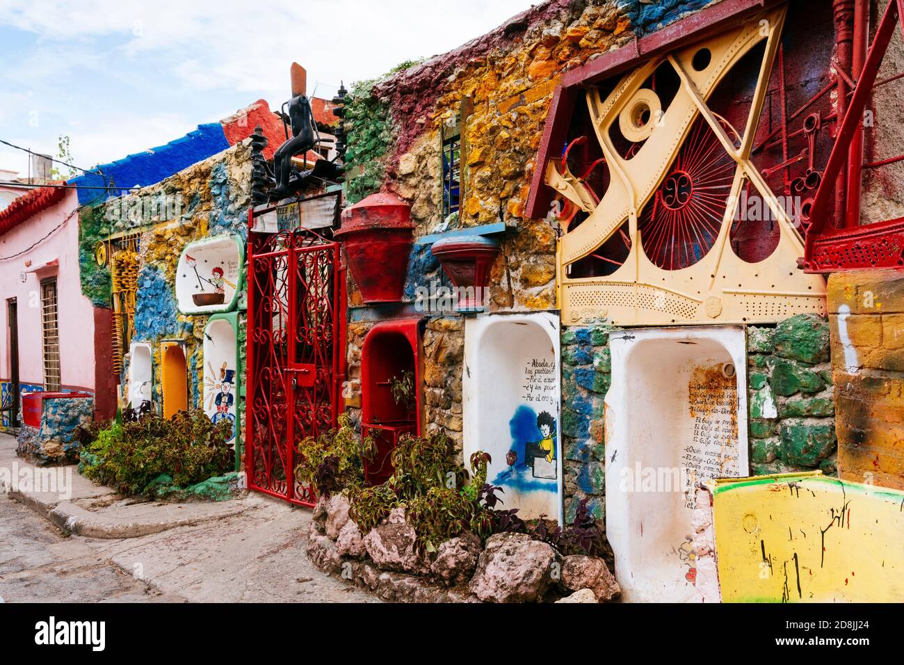 Callejón de Hamel. Die schmale Gasse ist durch die von Salvador González geschaffene Kunst zu einem Schrein afro-kubanischer Religionen geworden. Die Gebäude sind gesäumt Stockfoto