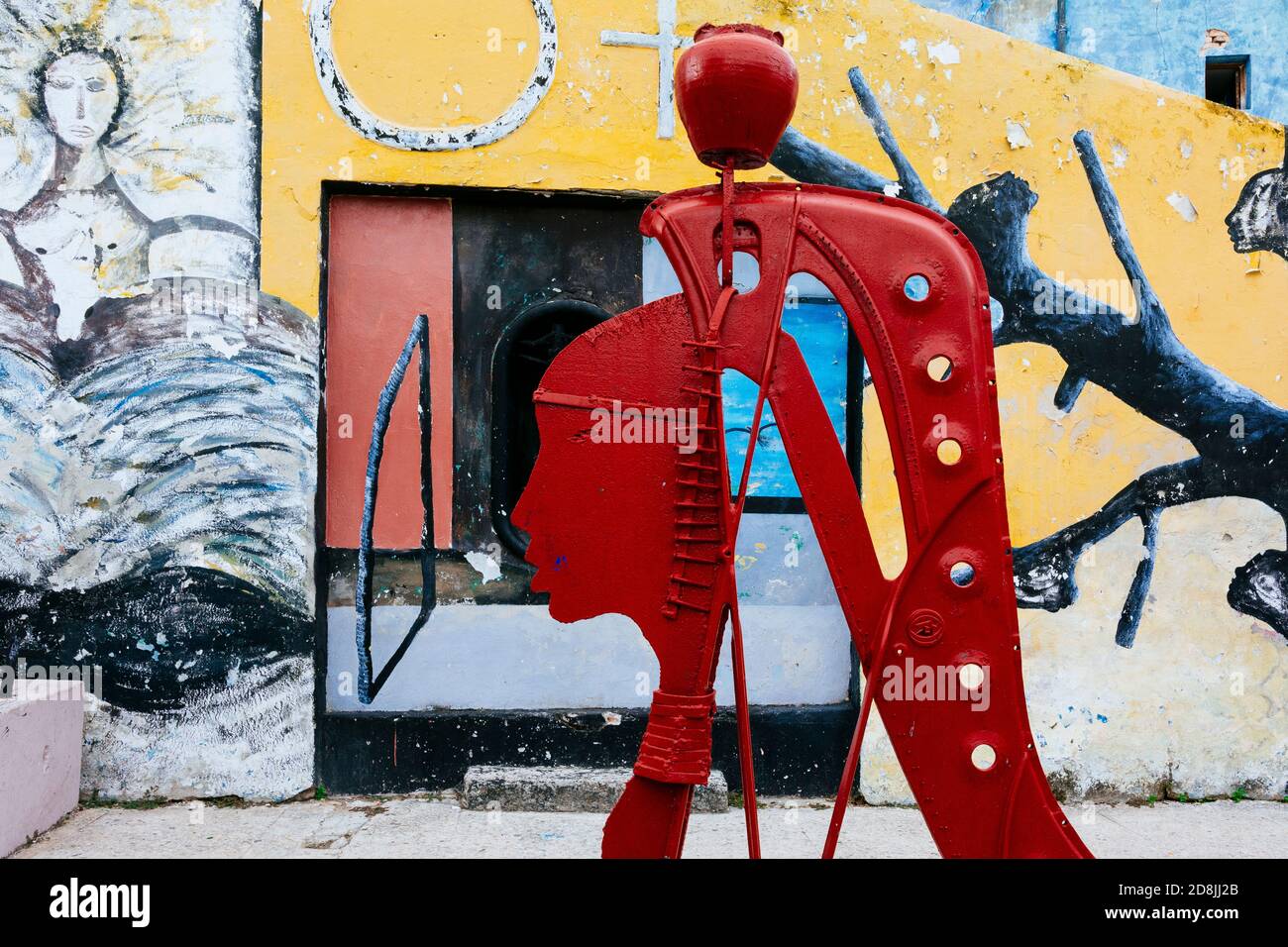 Callejón de Hamel. Die schmale Gasse ist durch die von Salvador González geschaffene Kunst zu einem Schrein afro-kubanischer Religionen geworden. Die Gebäude sind gesäumt Stockfoto