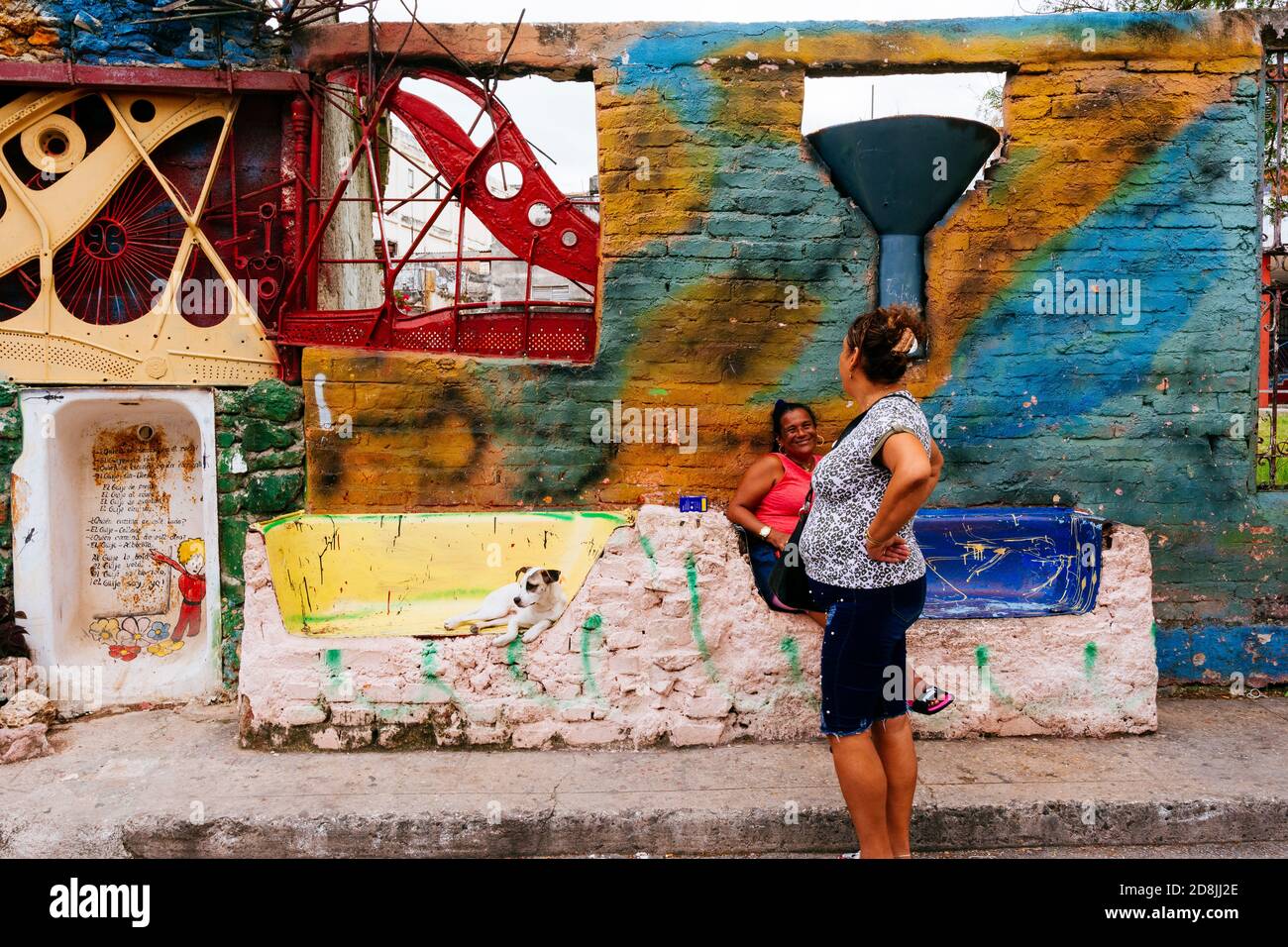 Callejón de Hamel. Die schmale Gasse ist durch die von Salvador González geschaffene Kunst zu einem Schrein afro-kubanischer Religionen geworden. Die Gebäude sind gesäumt Stockfoto