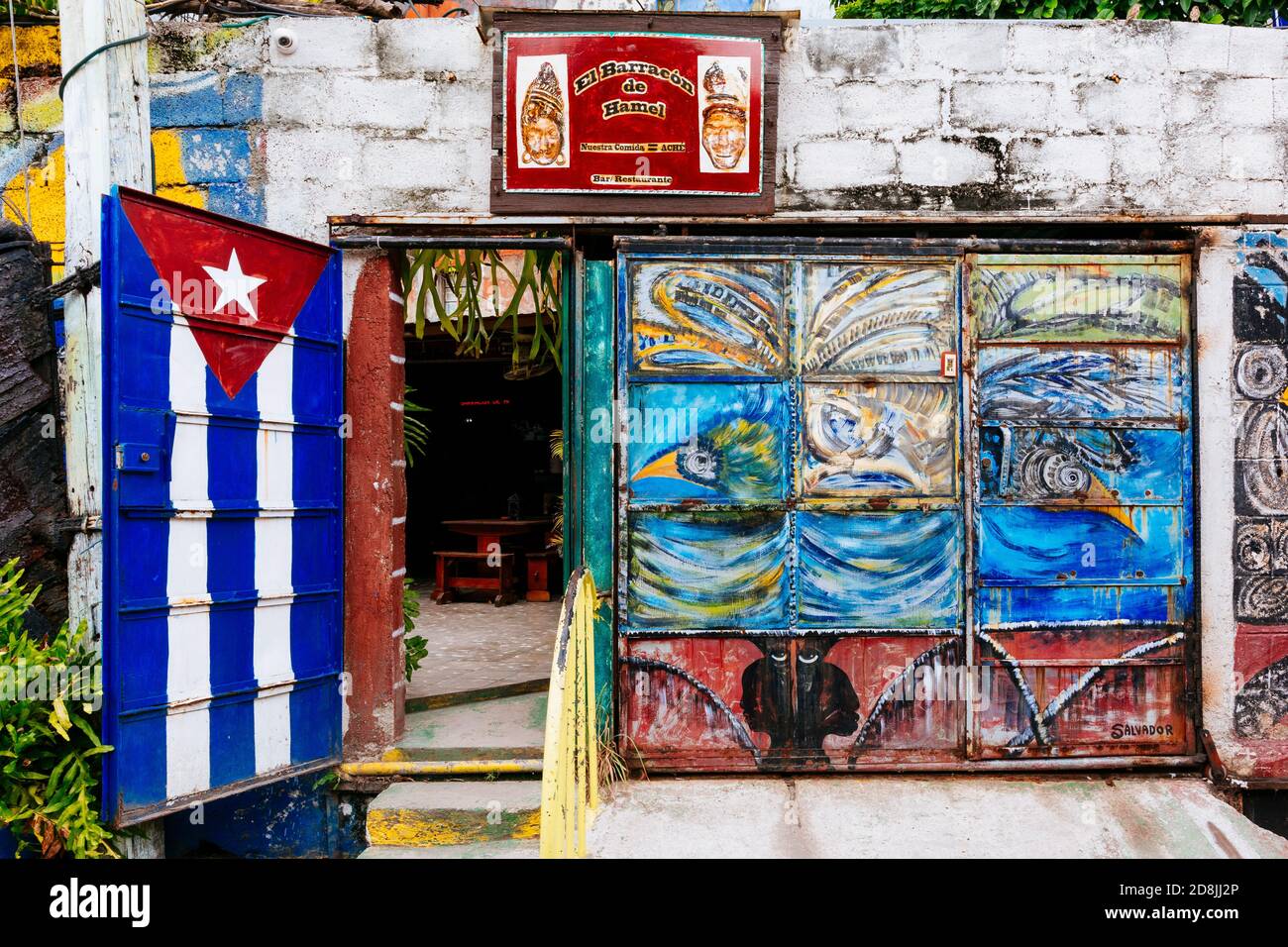Callejón de Hamel. Die schmale Gasse ist durch die von Salvador González geschaffene Kunst zu einem Schrein afro-kubanischer Religionen geworden. Die Gebäude sind gesäumt Stockfoto