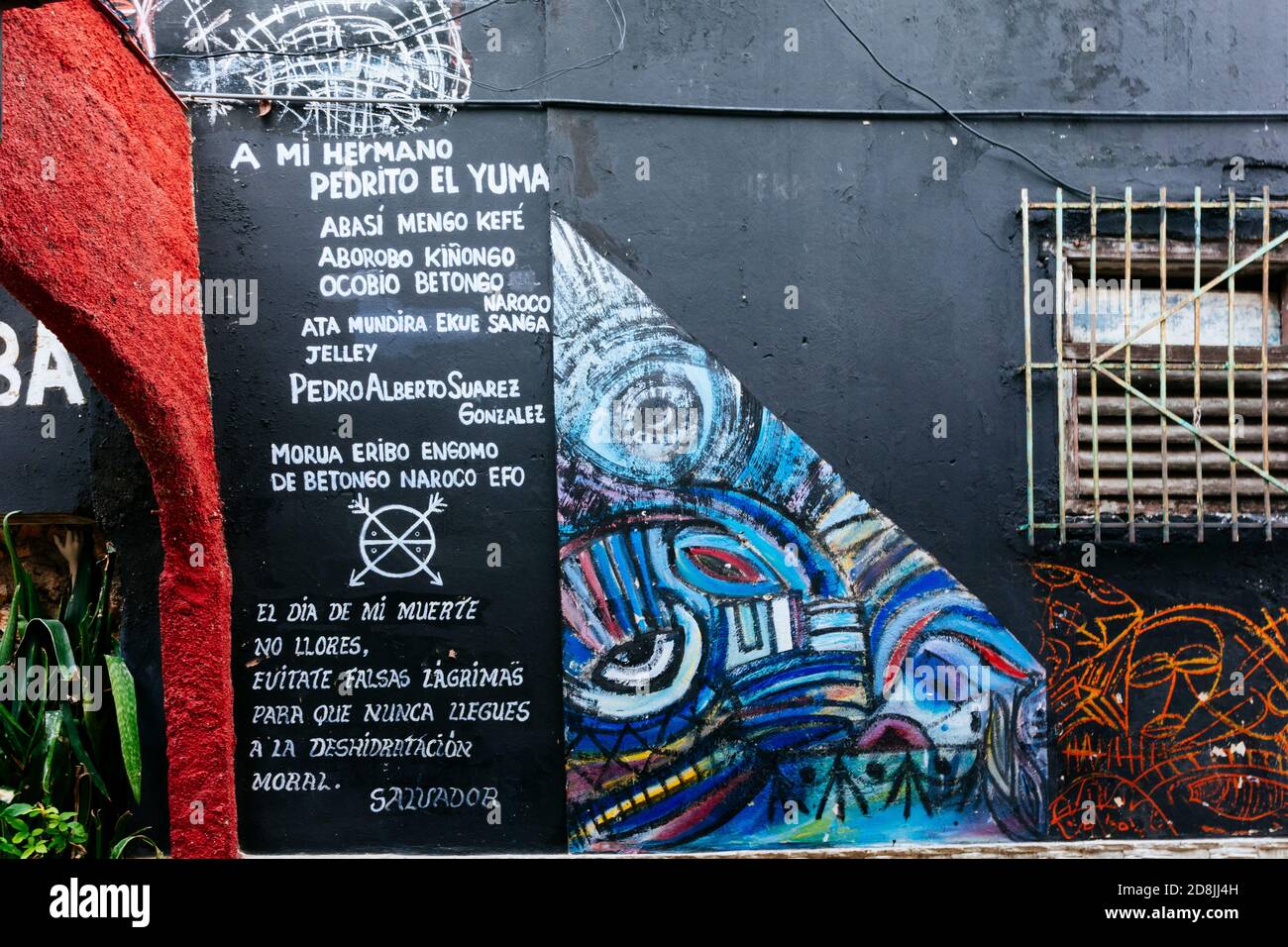 Callejón de Hamel. Die schmale Gasse ist durch die von Salvador González geschaffene Kunst zu einem Schrein afro-kubanischer Religionen geworden. Die Gebäude sind gesäumt Stockfoto