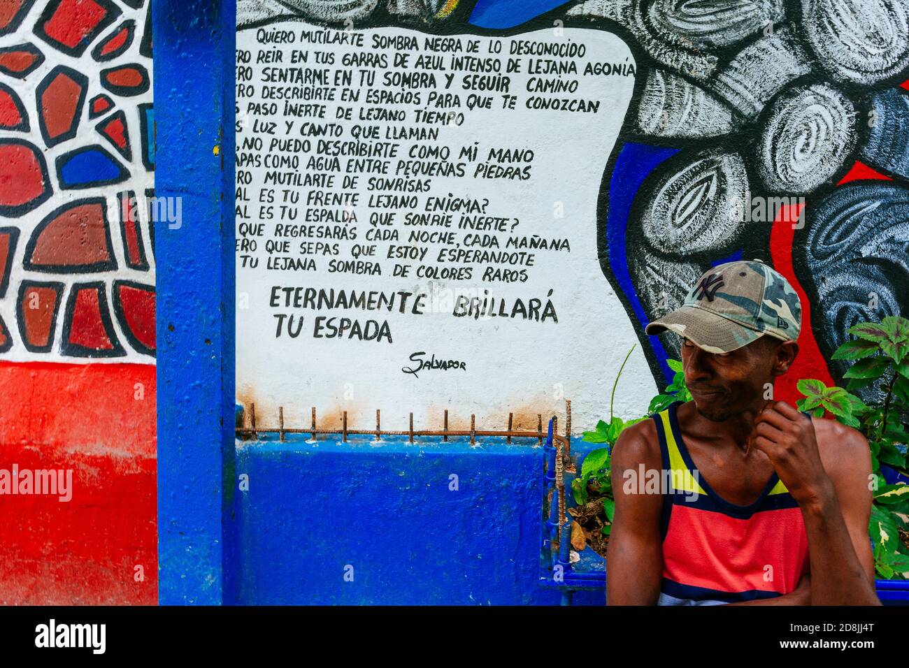 Callejón de Hamel. Die schmale Gasse ist durch die von Salvador González geschaffene Kunst zu einem Schrein afro-kubanischer Religionen geworden. Die Gebäude sind gesäumt Stockfoto